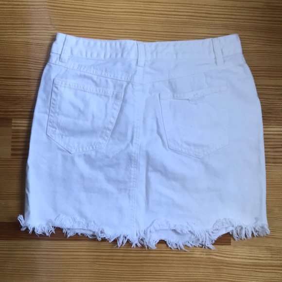 ❌SOLD❌ Forever 21 White Ripped Jean Skirt - Picture 2 of 3
